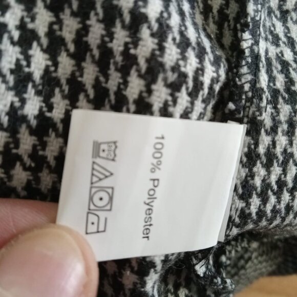 Beautiful houndstooth coat with a skirt at the back, double row of buttons... - Picture 13 of 16